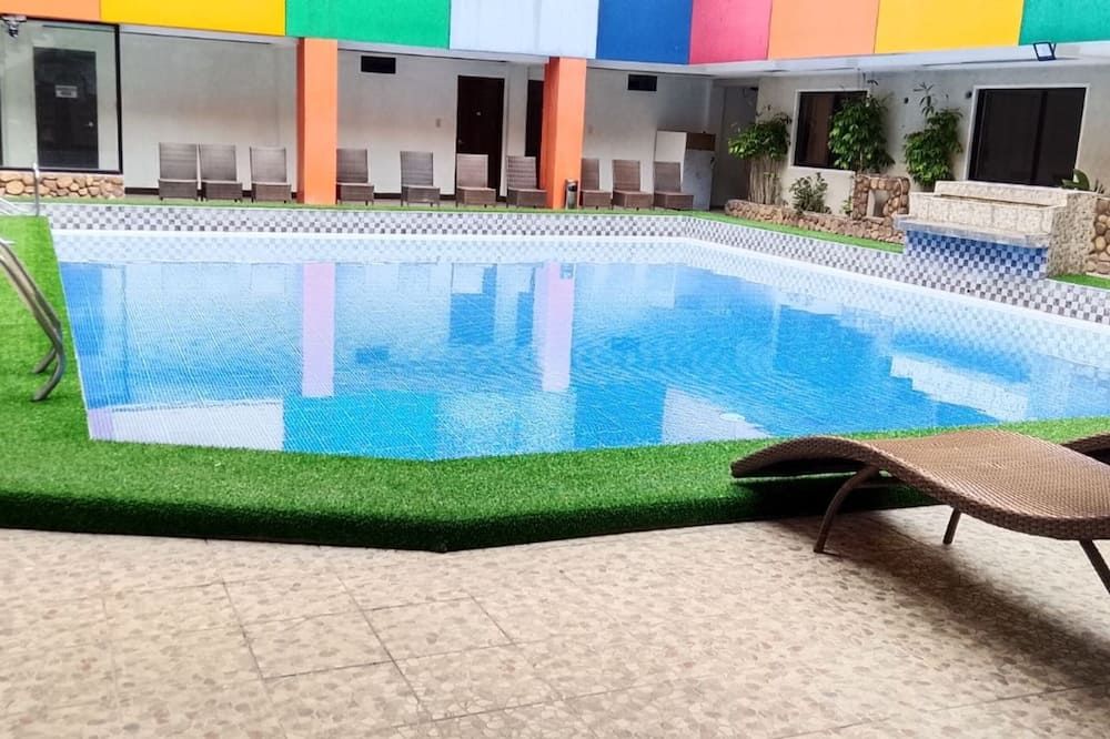 حوض السباحة