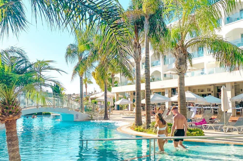 حوض السباحة صورة