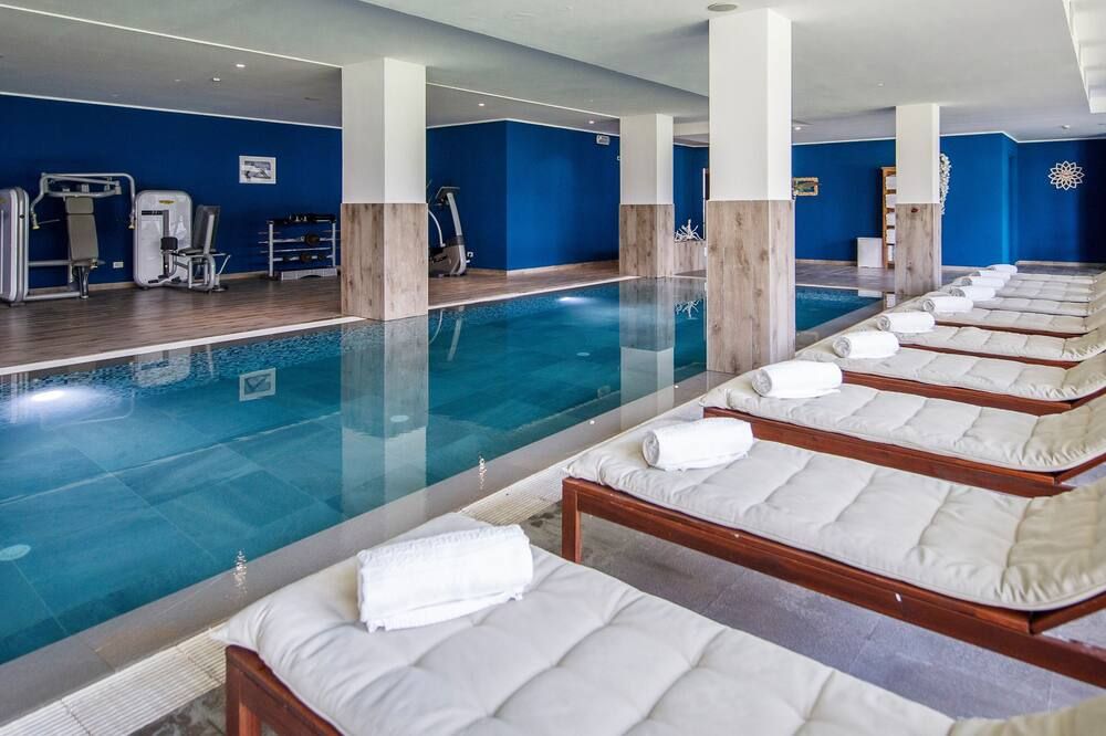 حوض السباحة