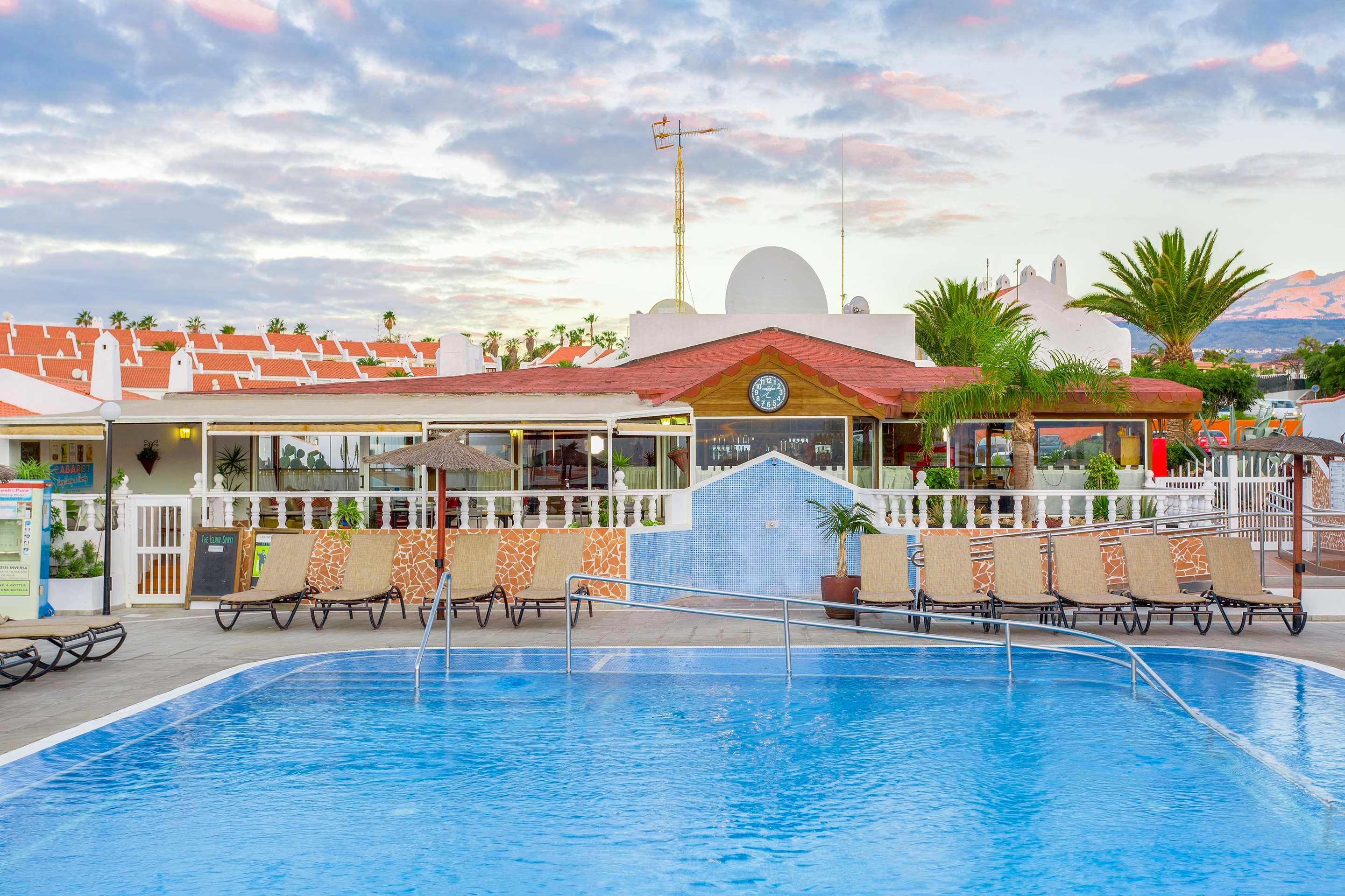 حوض السباحة