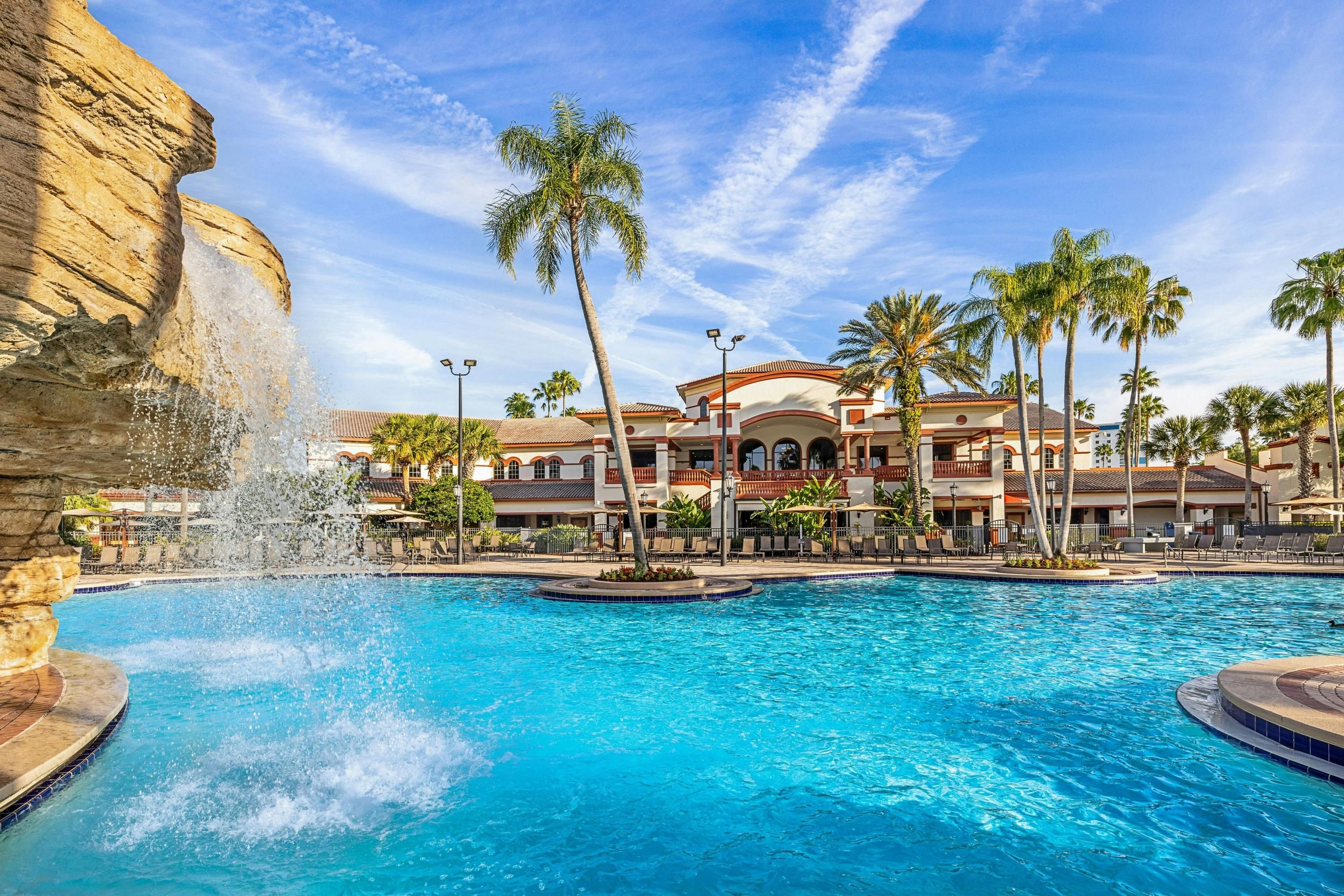 حوض السباحة