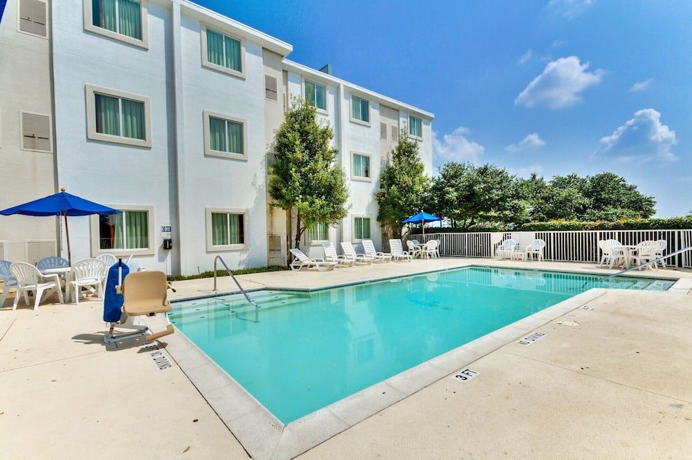 حوض السباحة