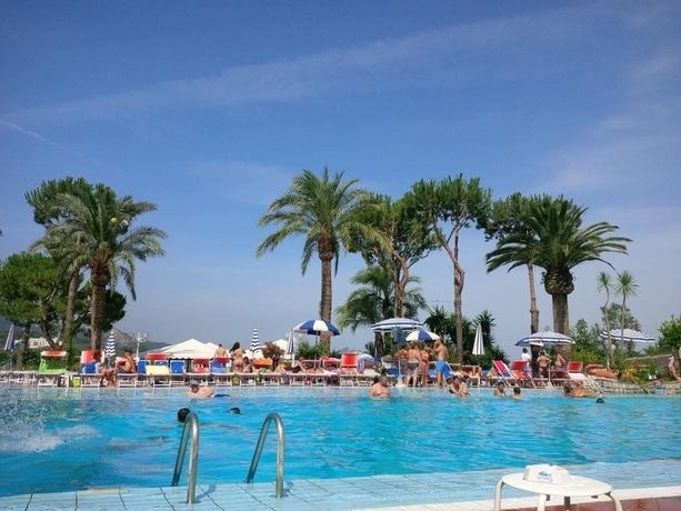 حوض السباحة صورة