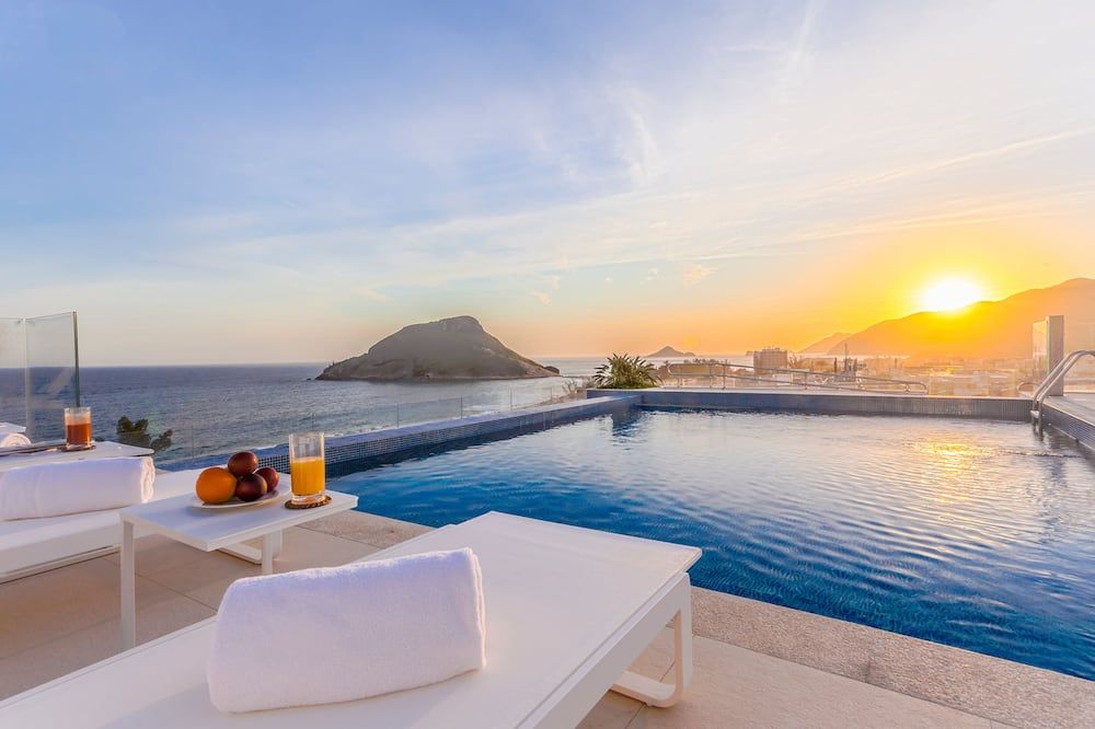 حوض السباحة