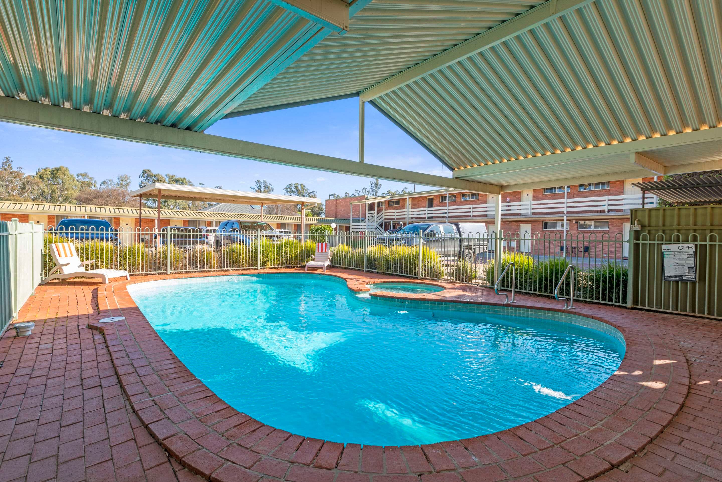 حوض السباحة