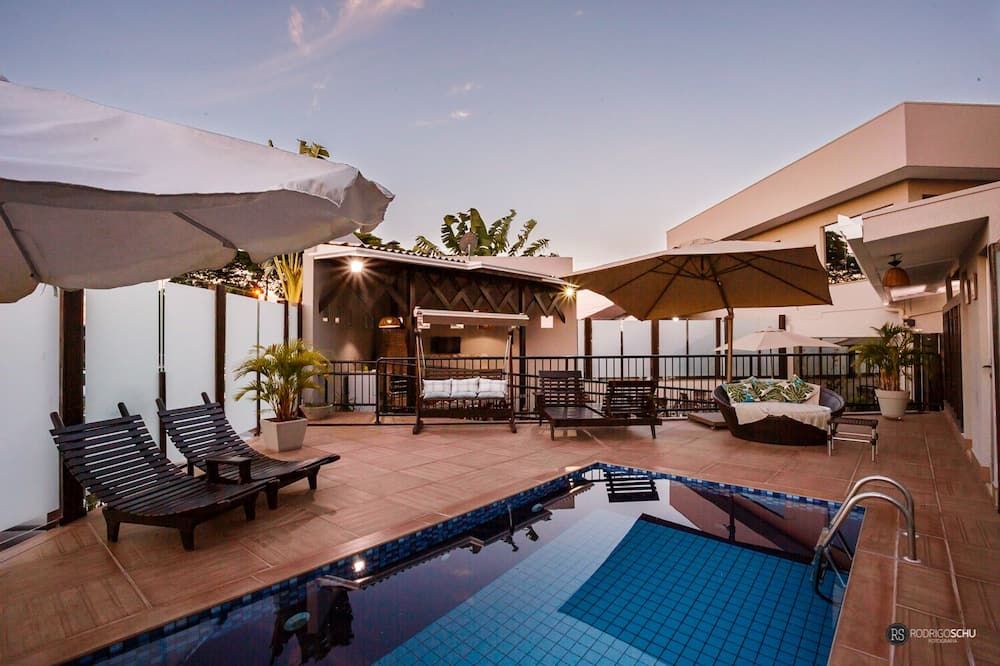 حوض السباحة