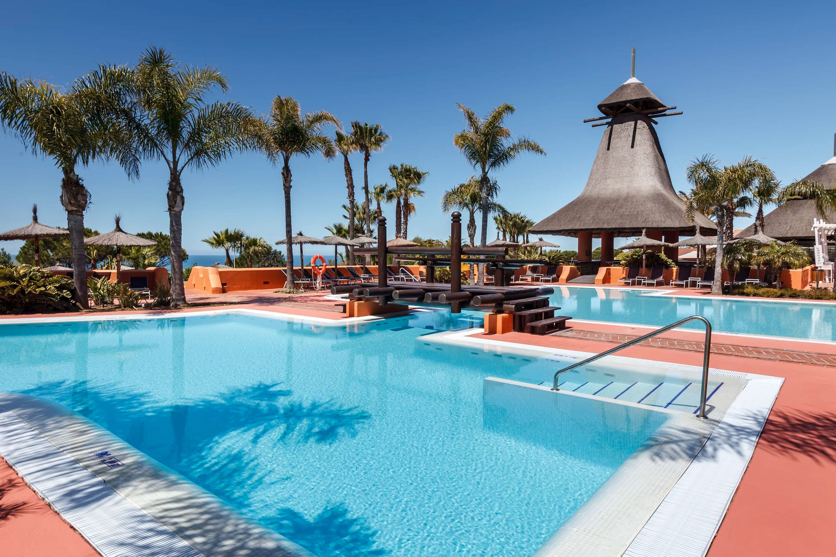 حوض السباحة