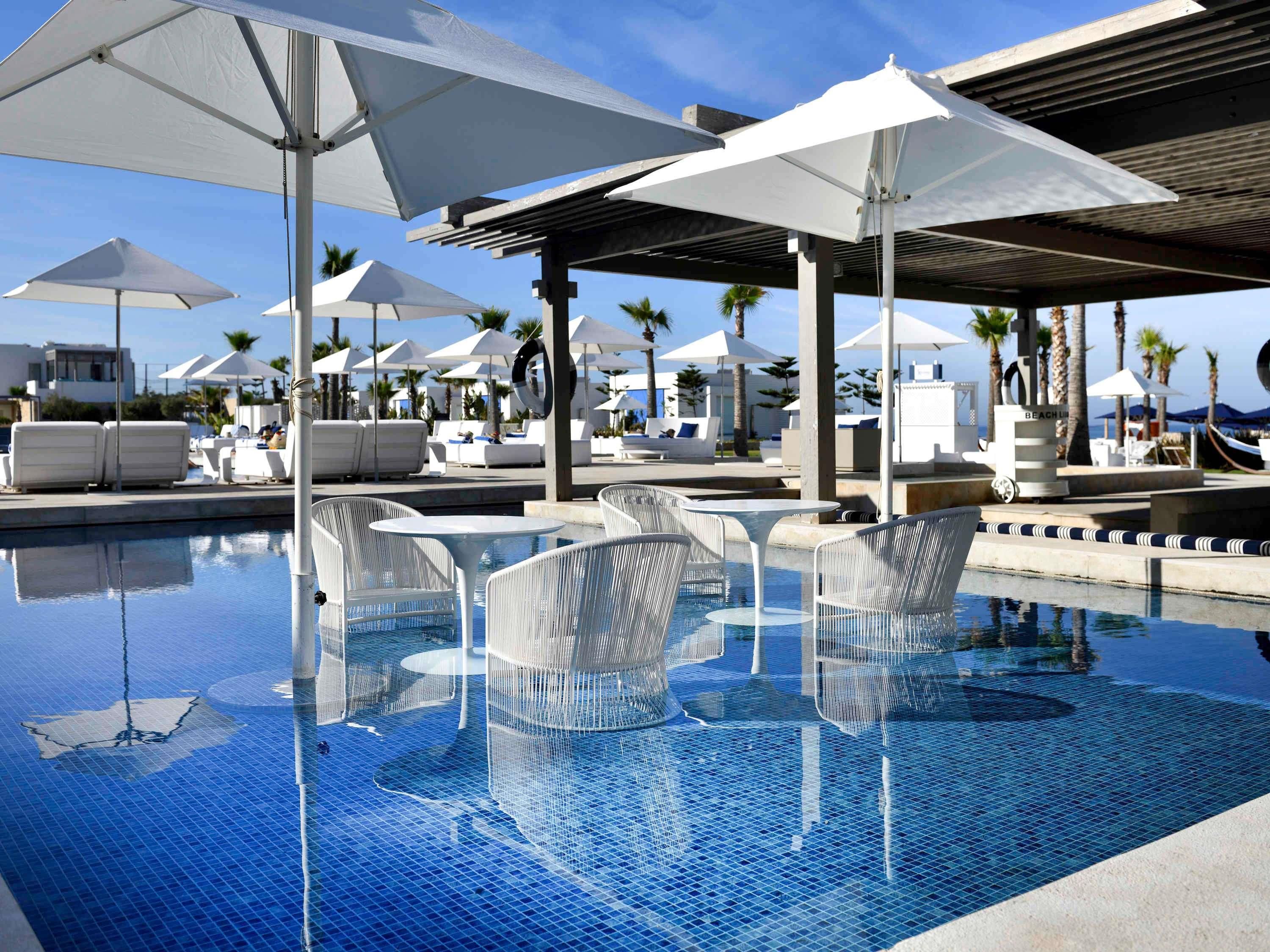 حوض السباحة