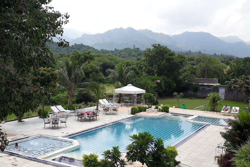 حوض السباحة