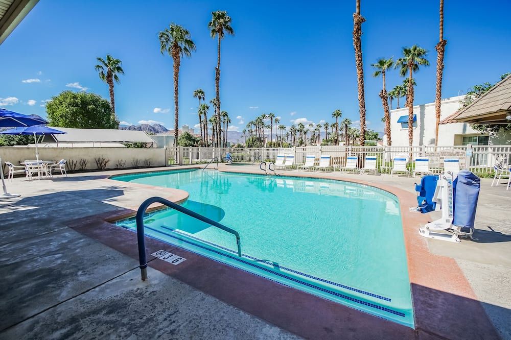 حوض السباحة