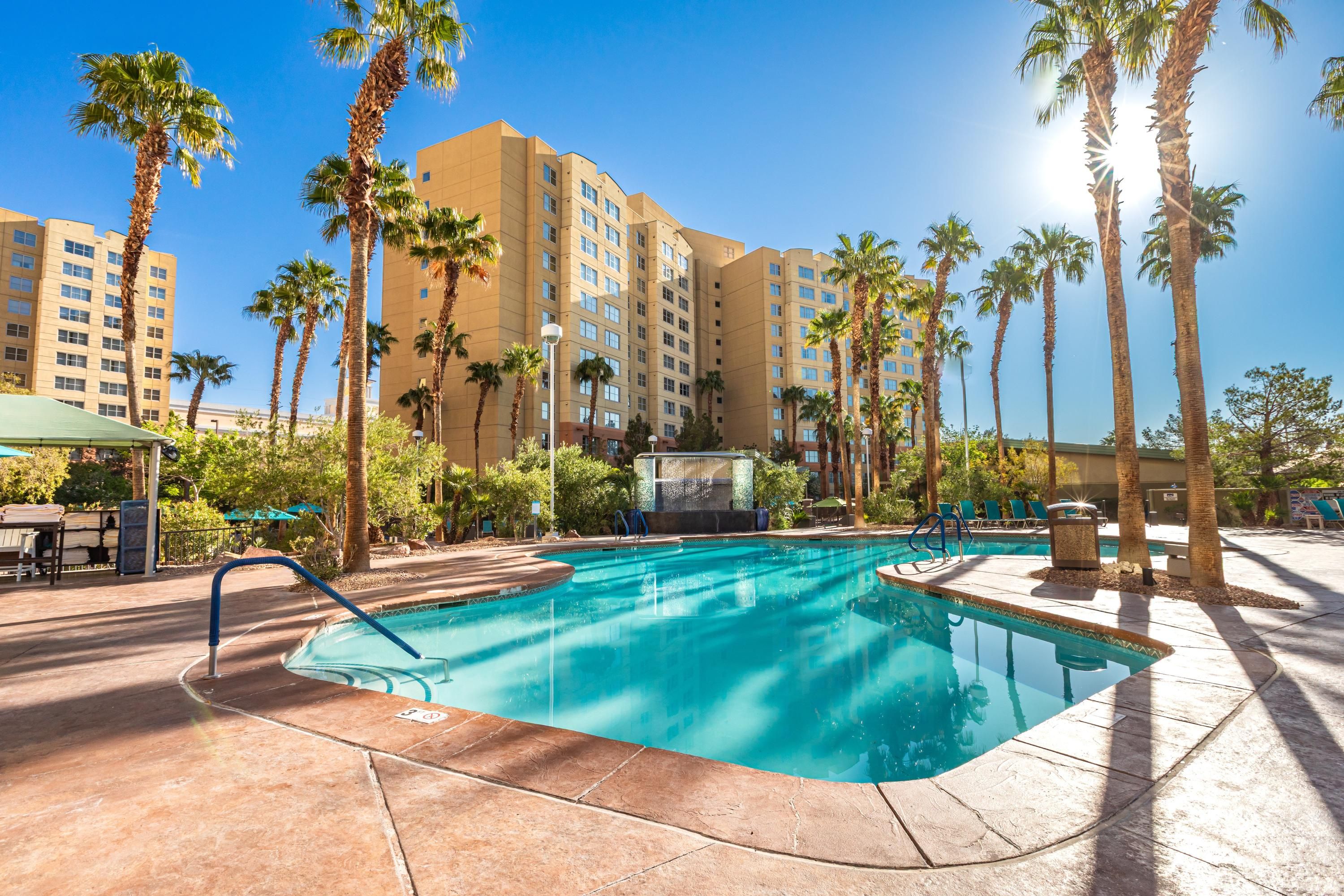 حوض السباحة