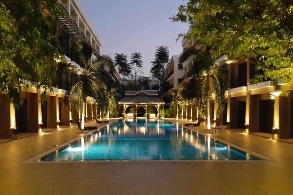 حوض السباحة