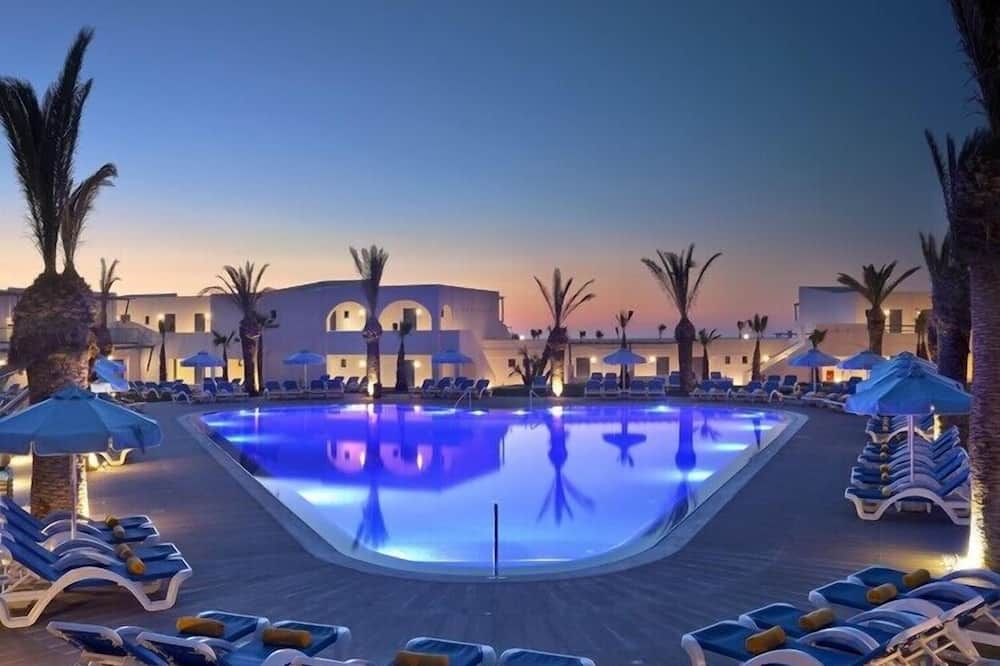 حوض السباحة