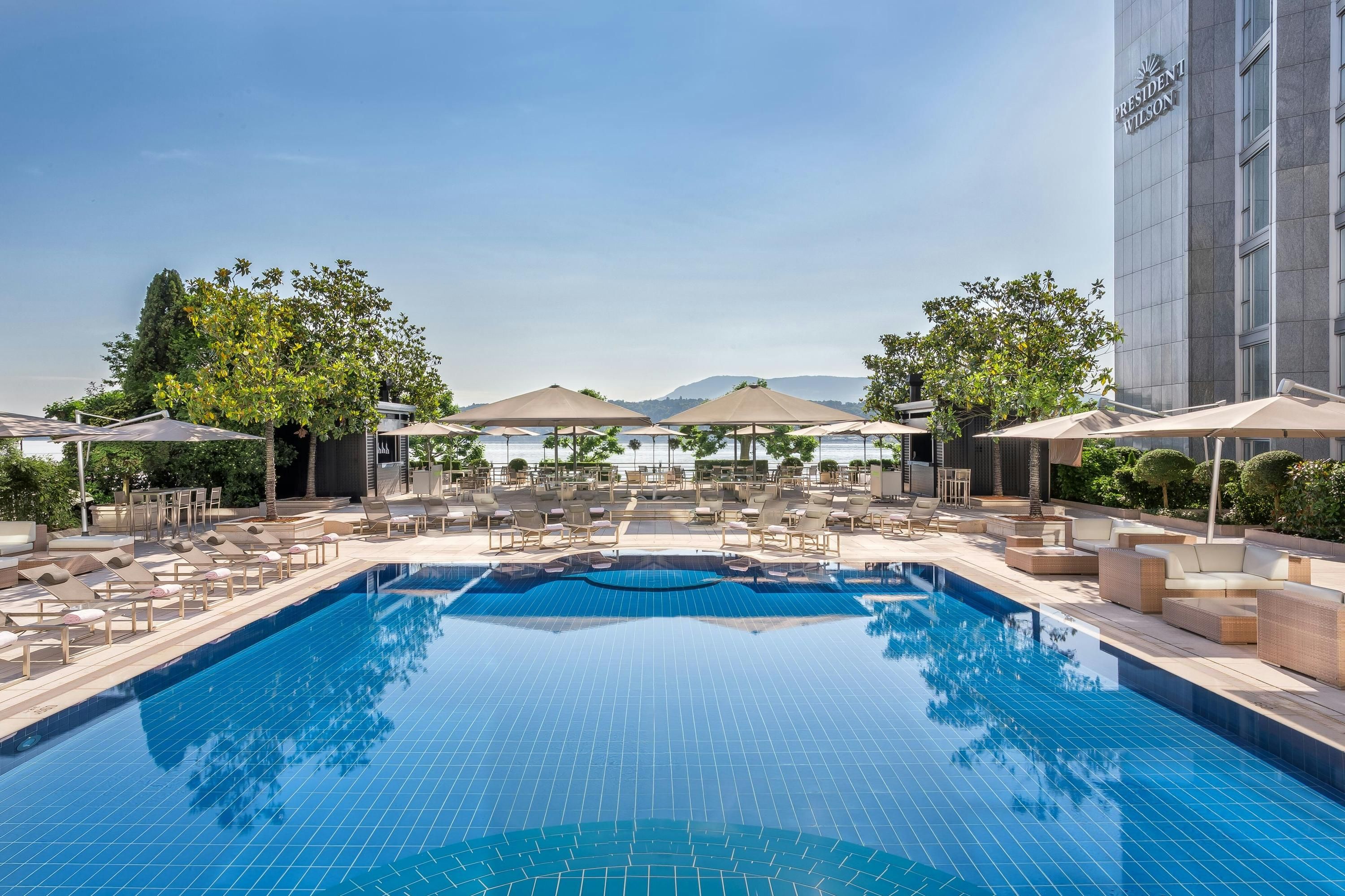 حوض السباحة