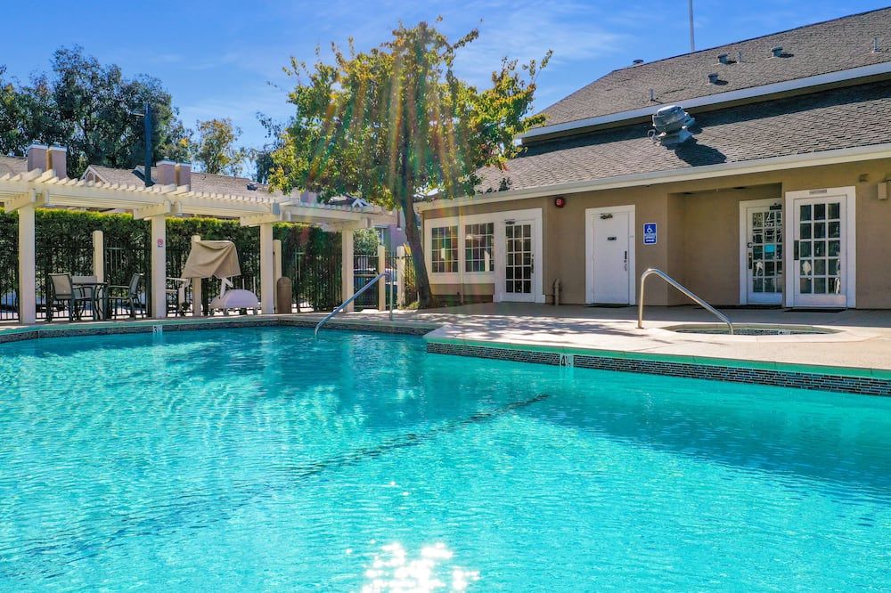 حوض السباحة