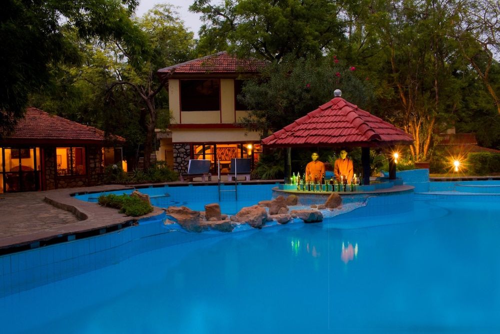 حوض السباحة