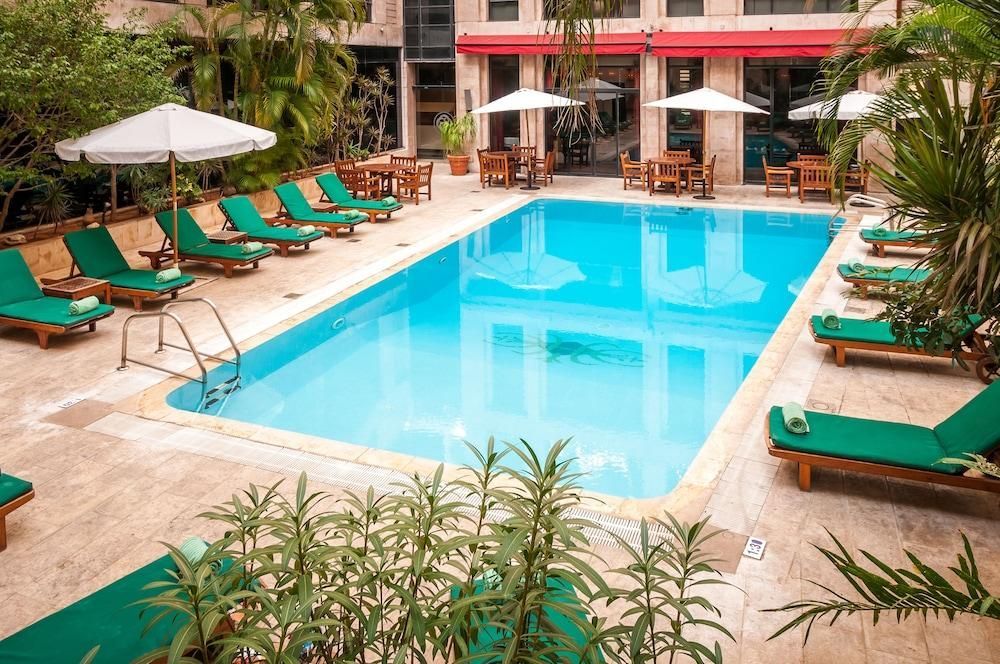 حوض السباحة