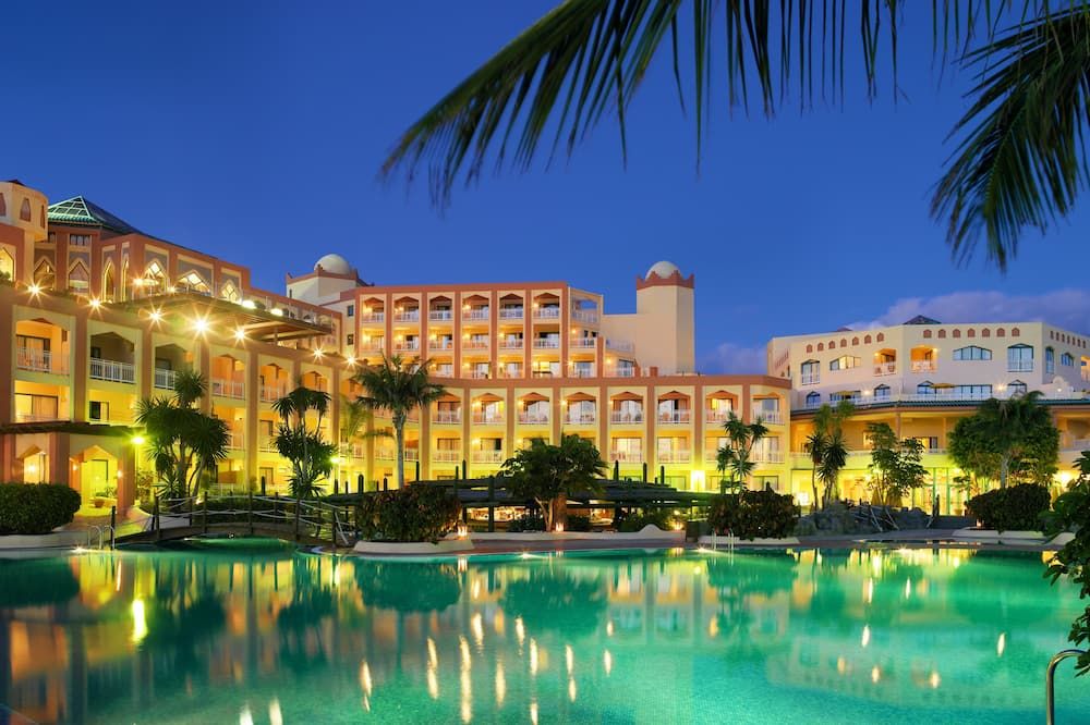 حوض السباحة