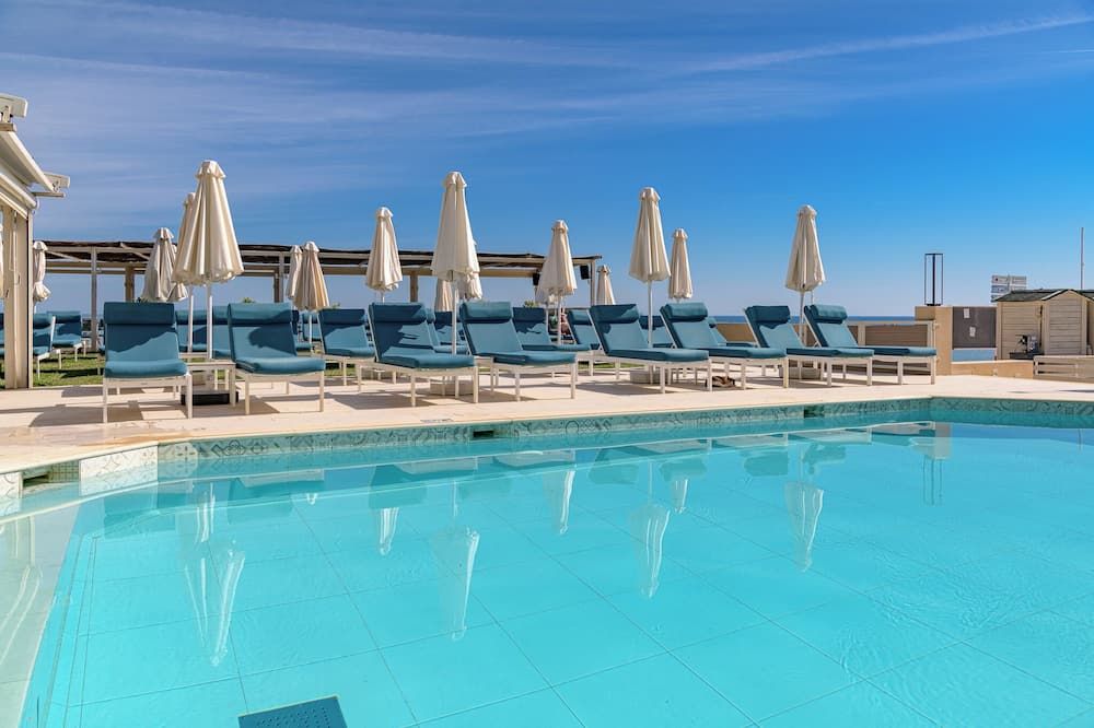 حوض السباحة