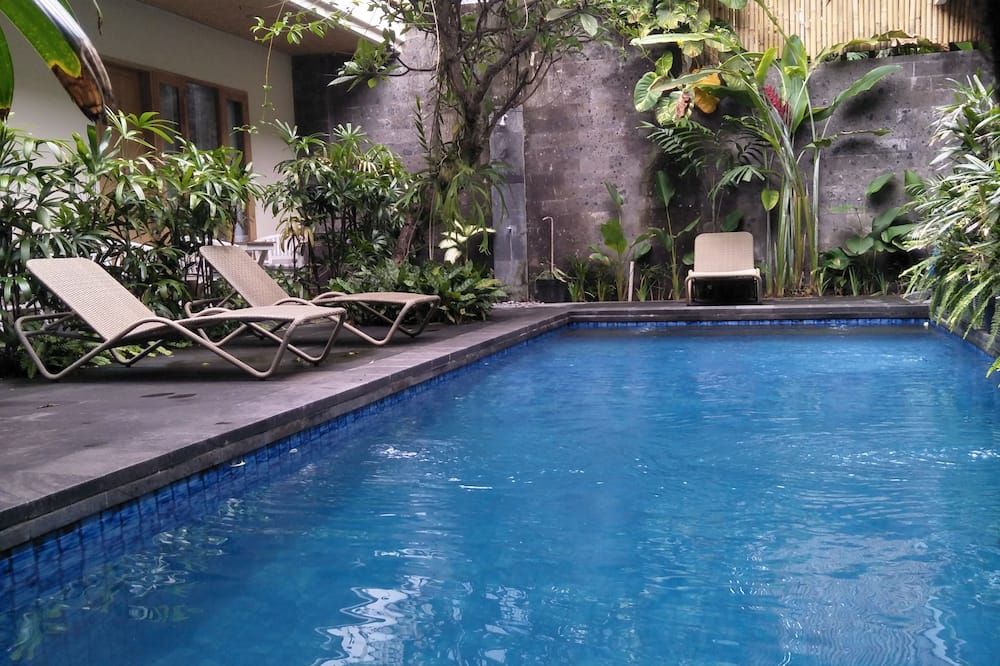 حوض السباحة