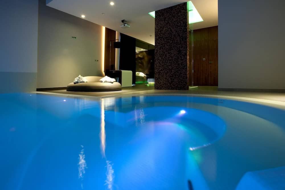 حوض السباحة