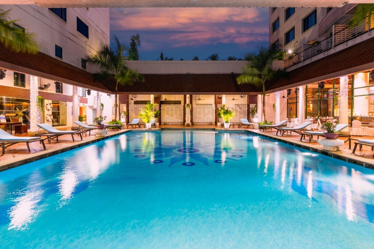 حوض السباحة