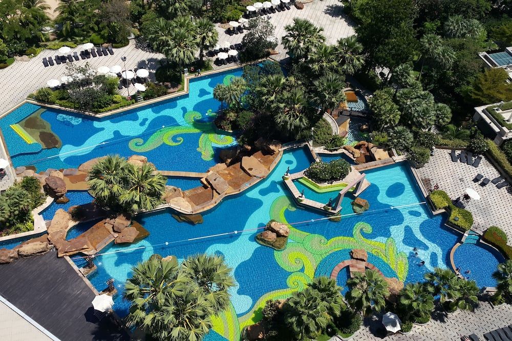 حوض السباحة