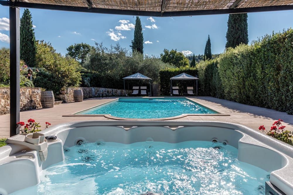 حوض السباحة