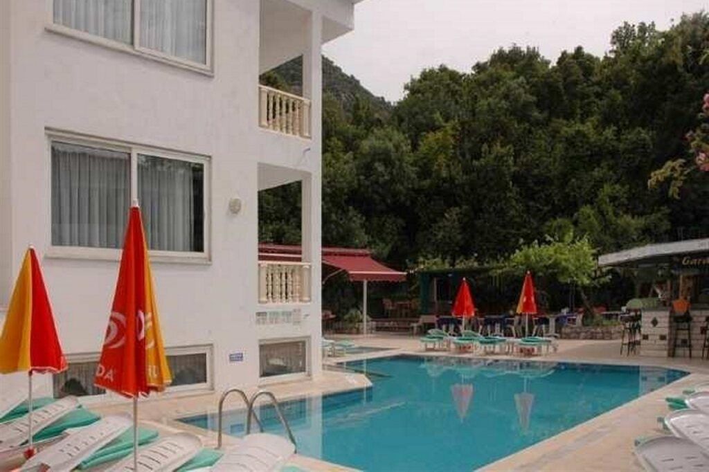 حوض السباحة