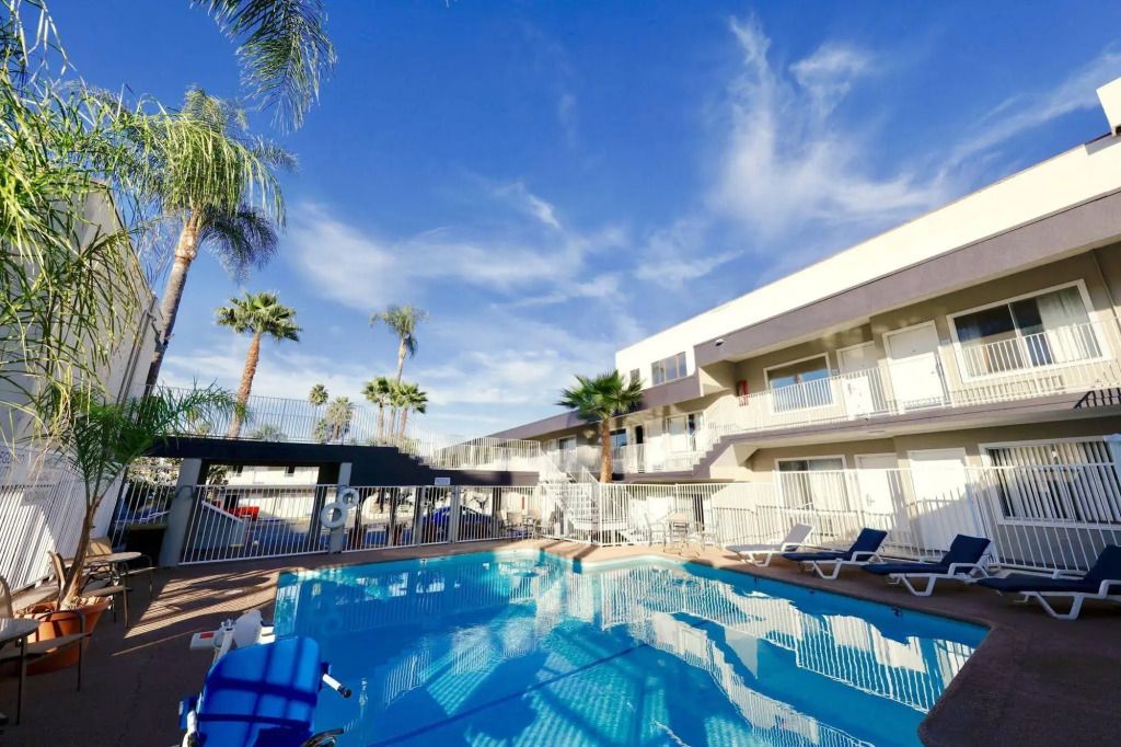 حوض السباحة