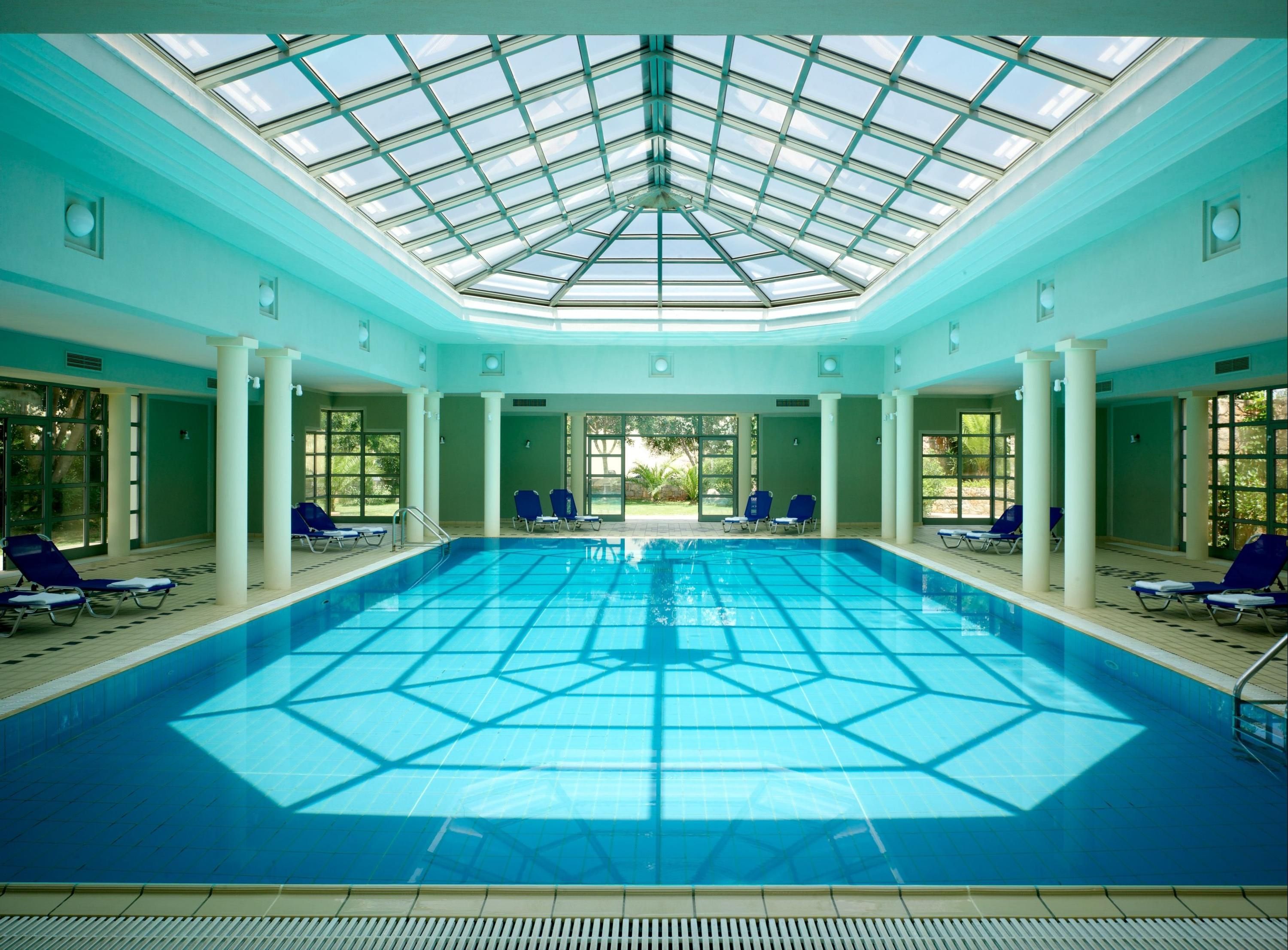 حوض السباحة