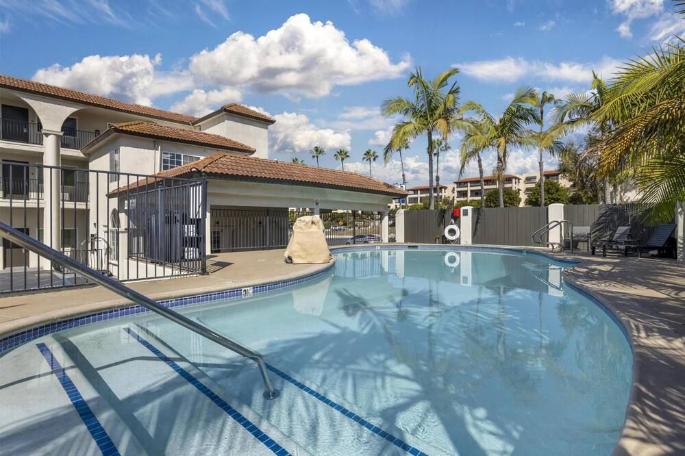 حوض السباحة