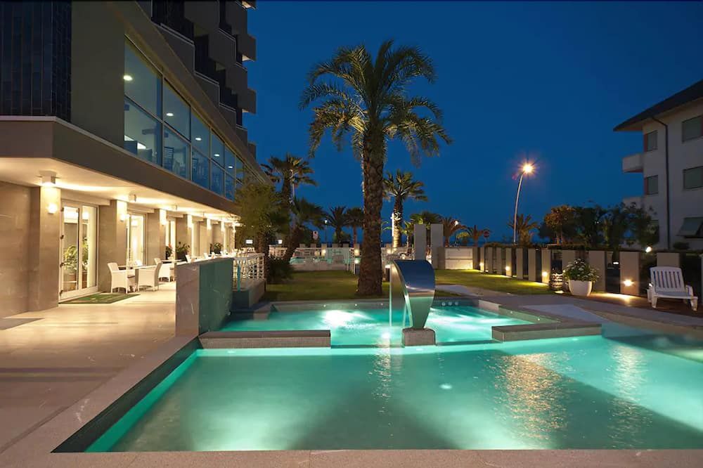 حوض السباحة صورة