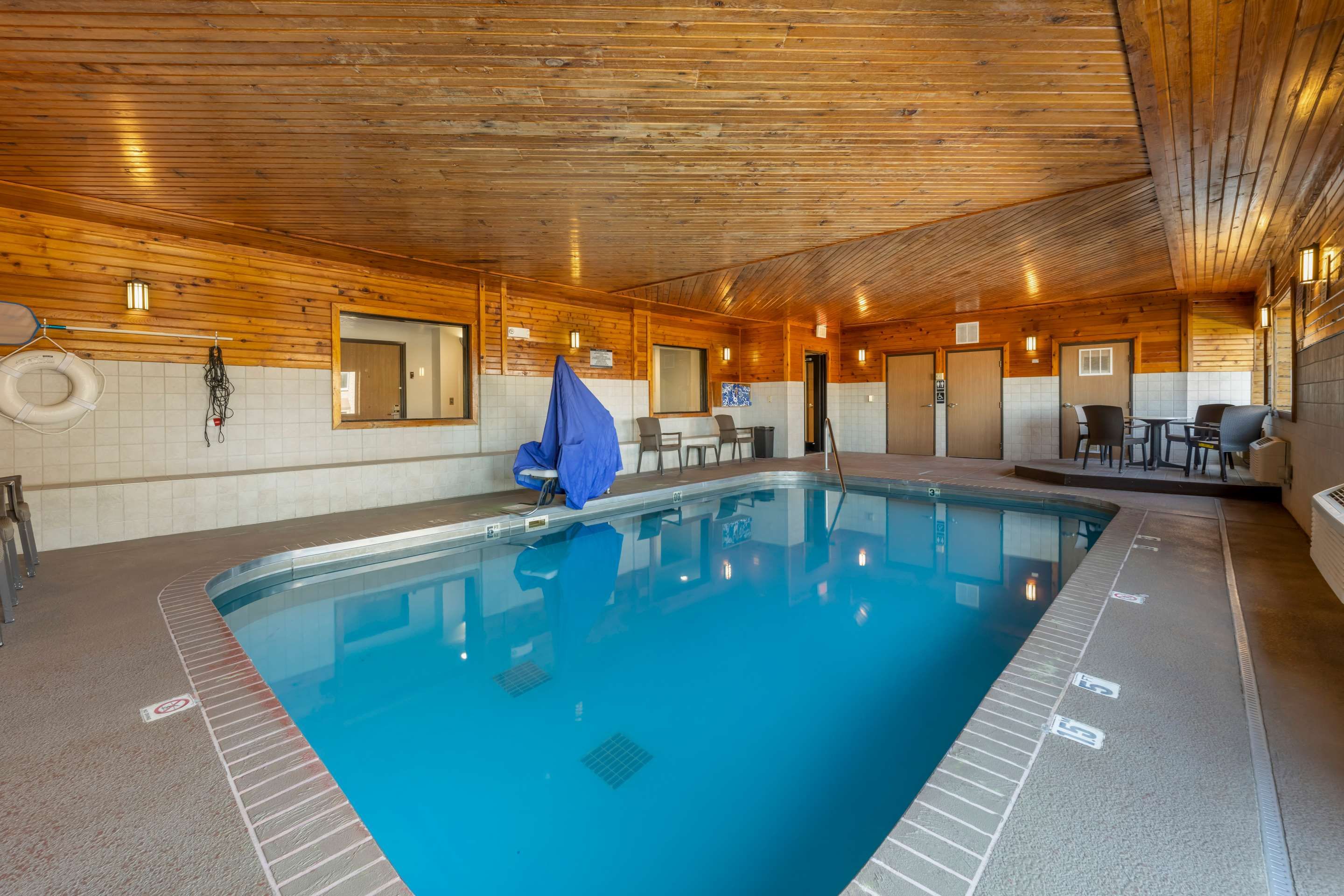 حوض السباحة