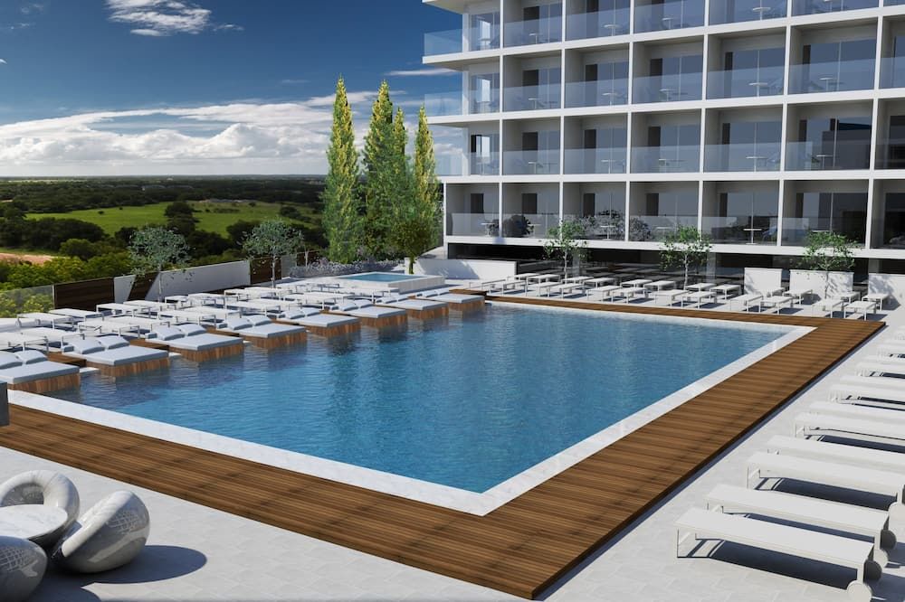 حوض السباحة