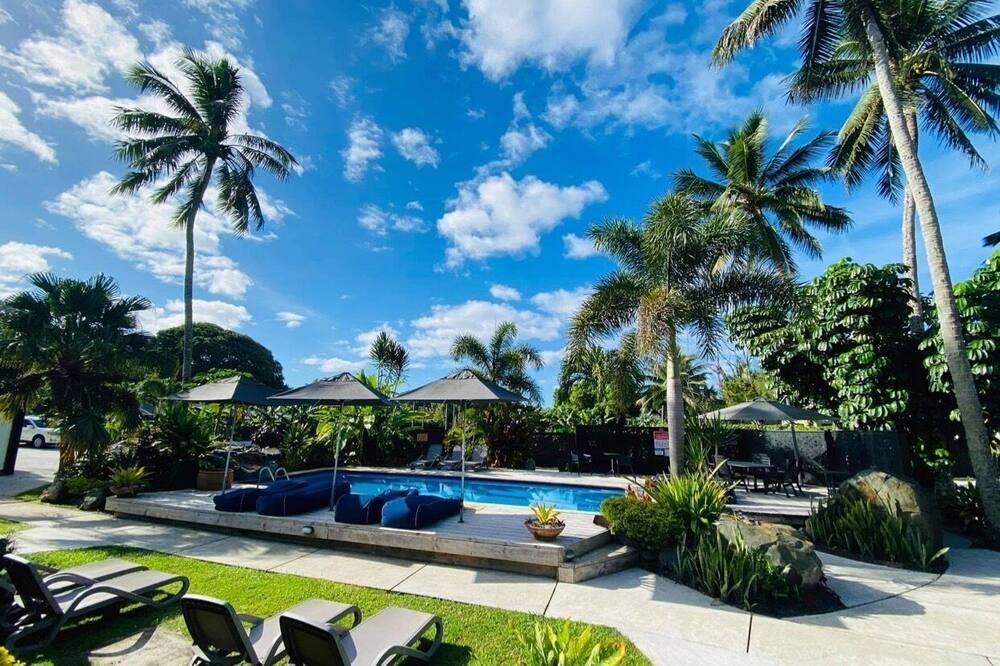 حوض السباحة