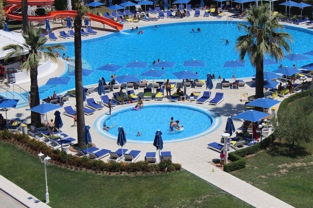 حوض السباحة