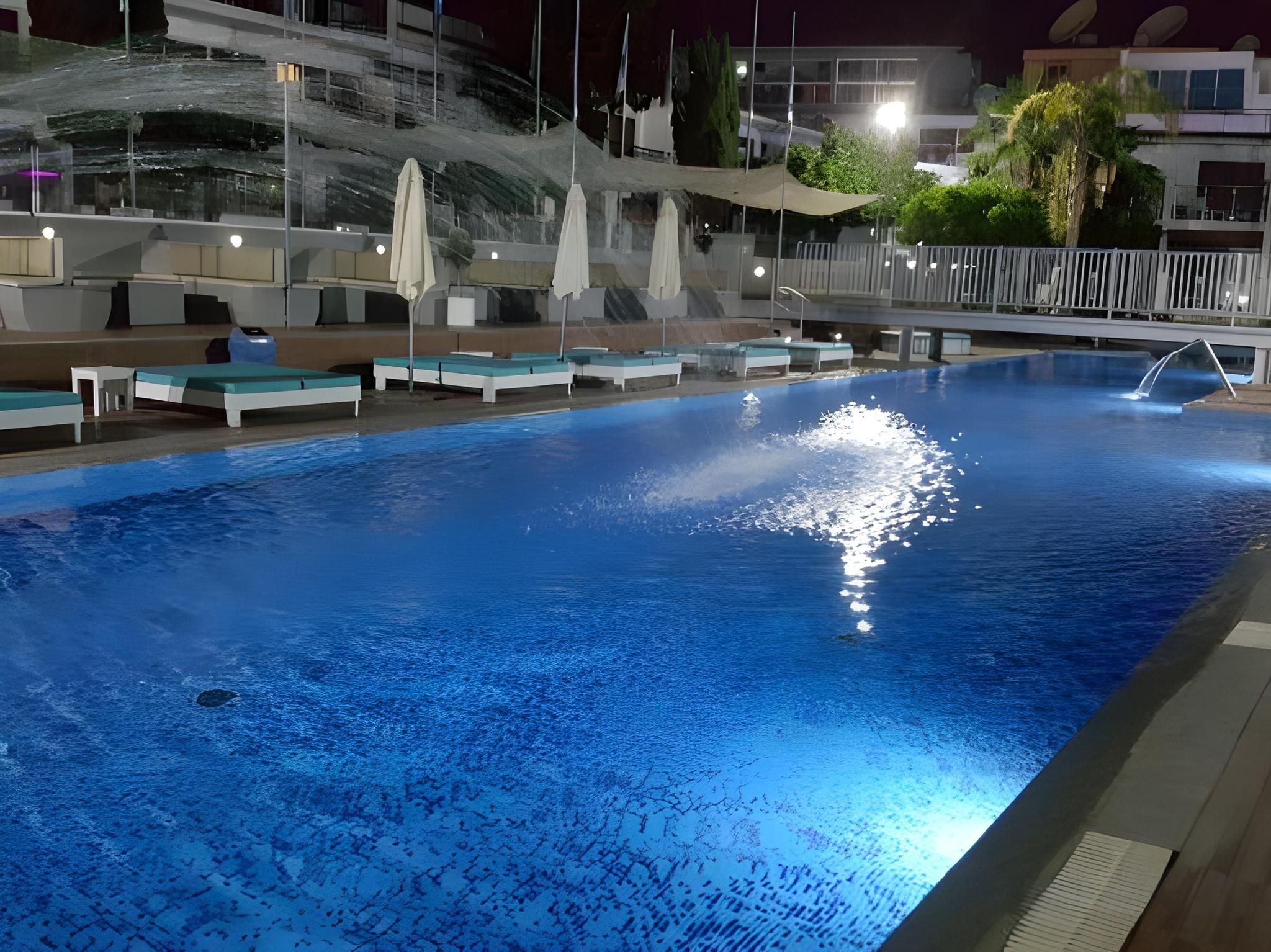 حوض السباحة