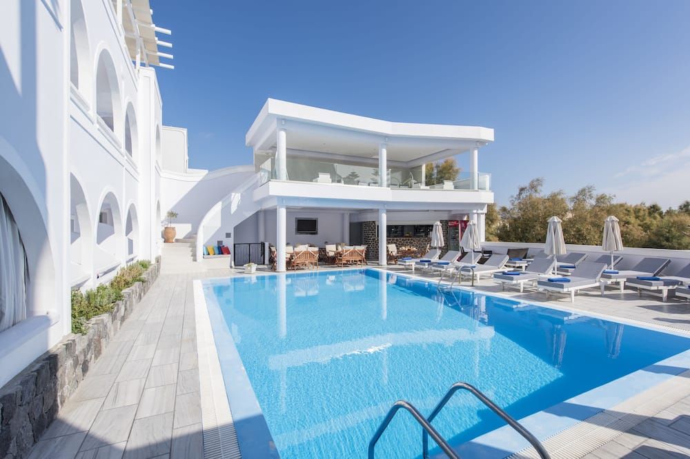 حوض السباحة