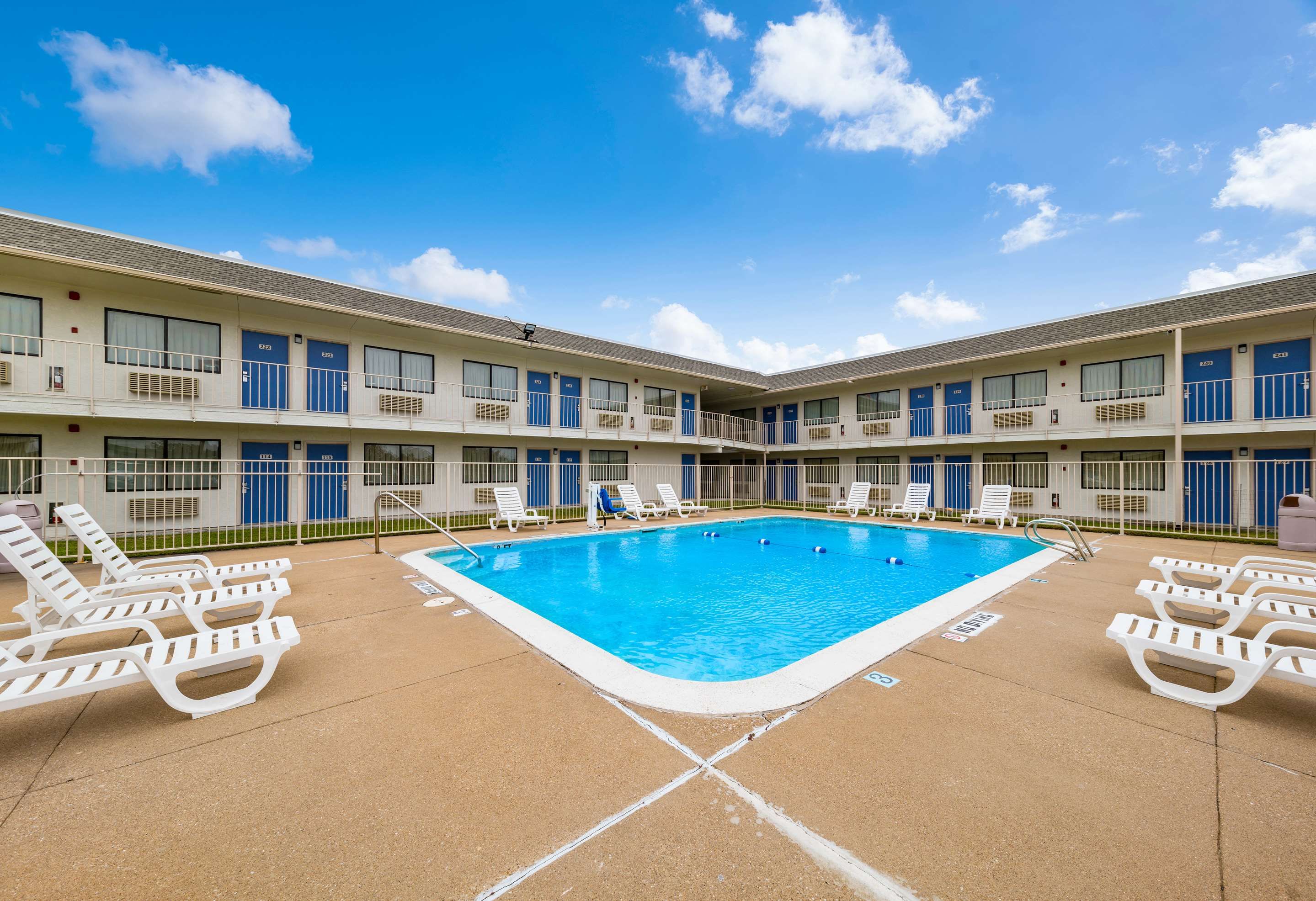 حوض السباحة