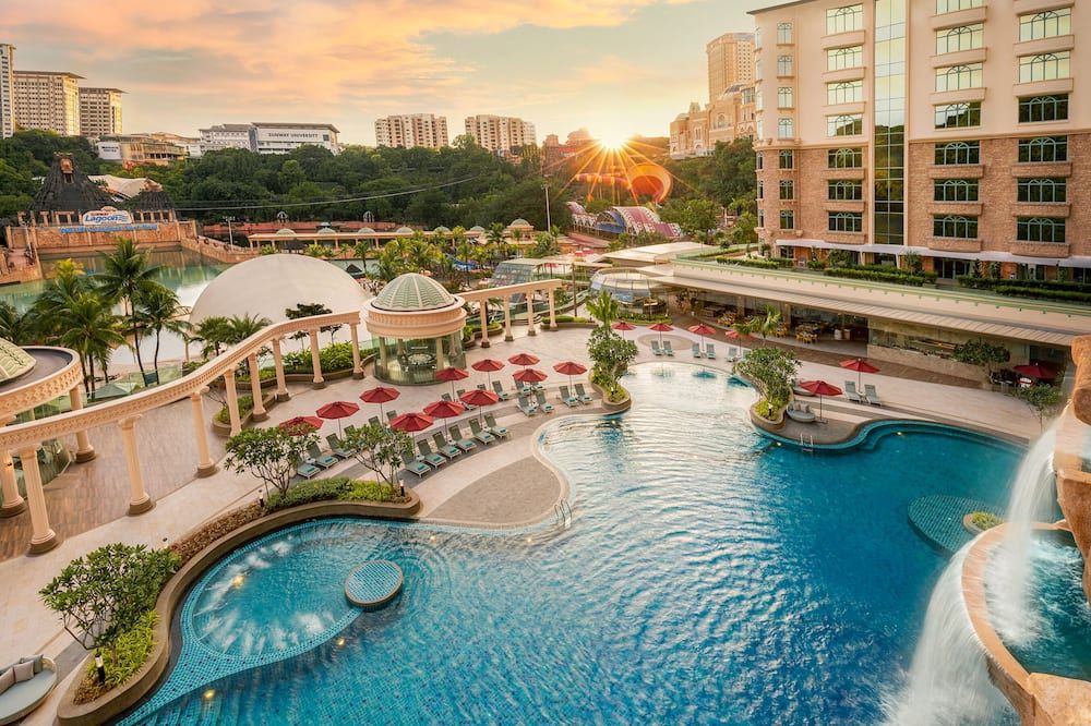 حوض السباحة