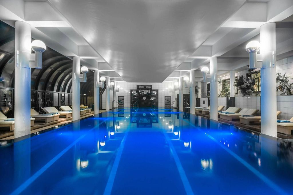 حوض السباحة