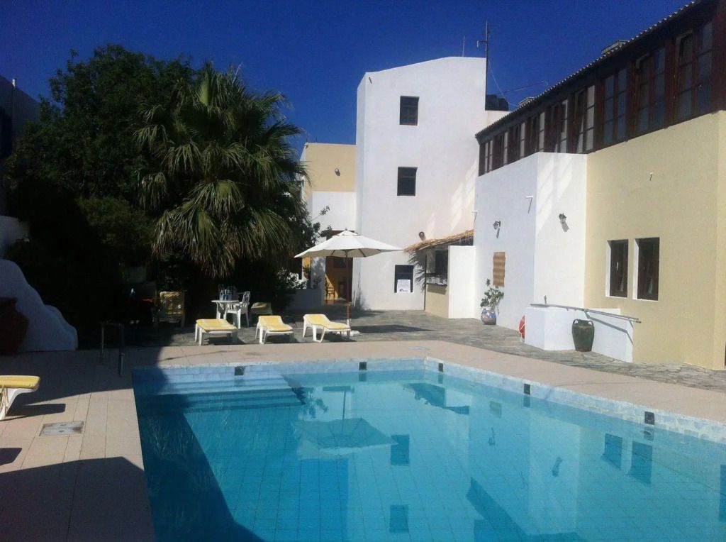 حوض السباحة