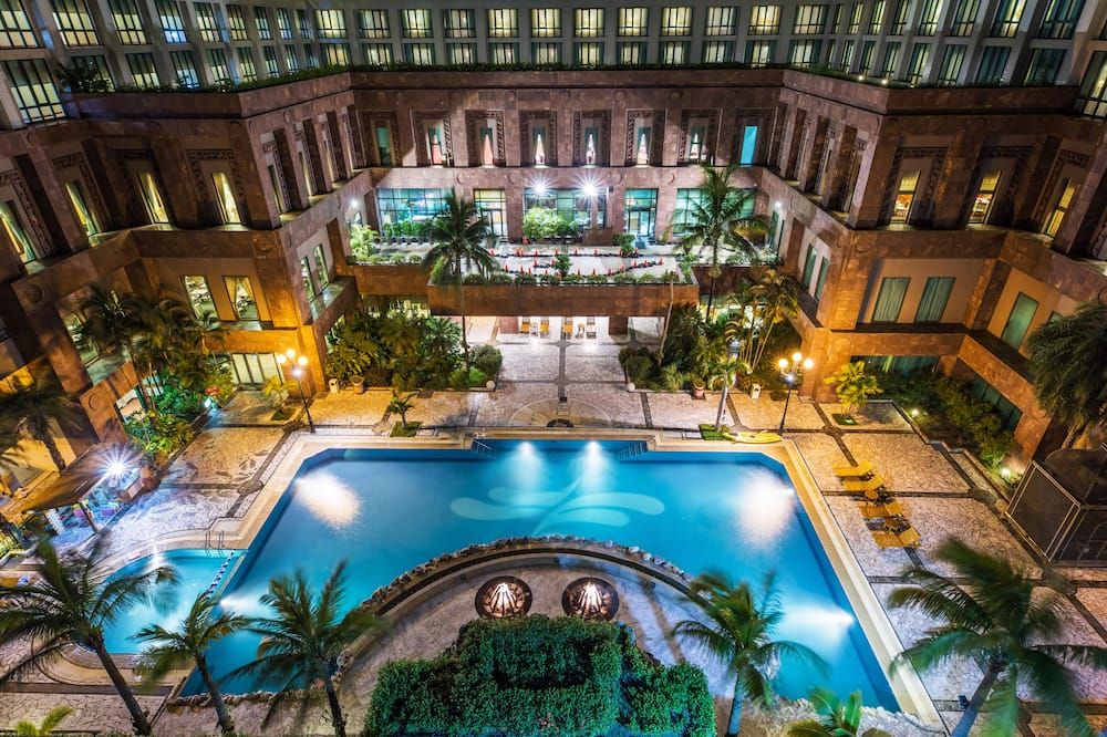 حوض السباحة