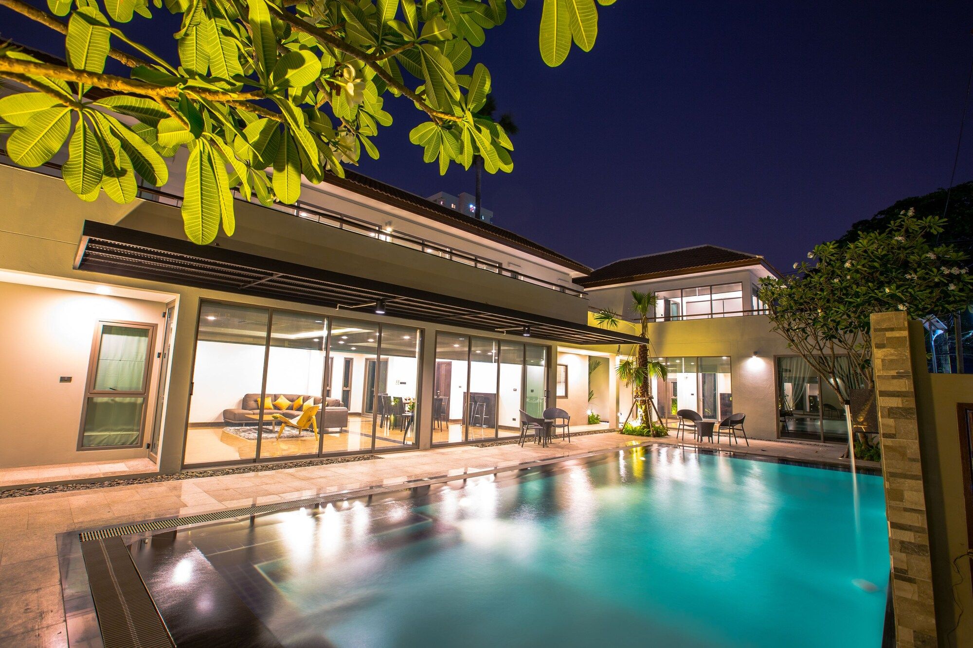 حوض السباحة