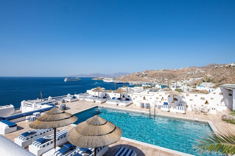 حوض السباحة