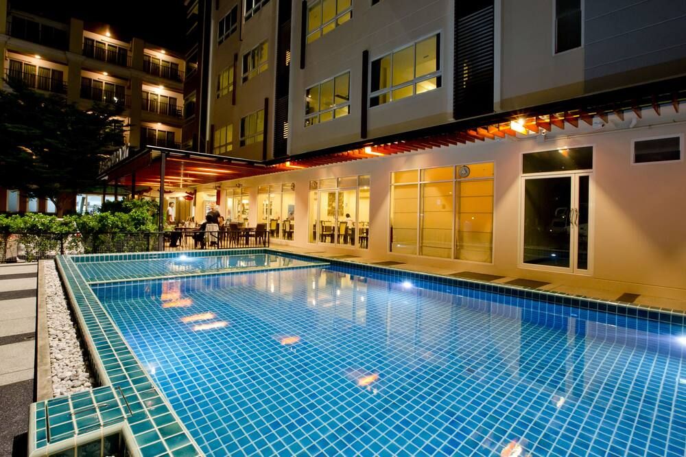 حوض السباحة