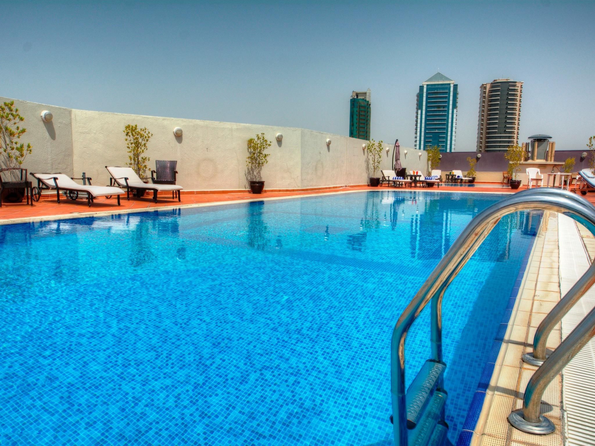 حوض السباحة