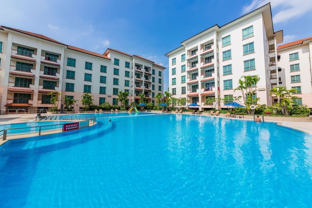 حوض السباحة