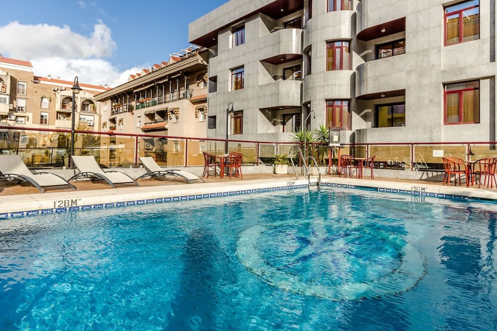 حوض السباحة